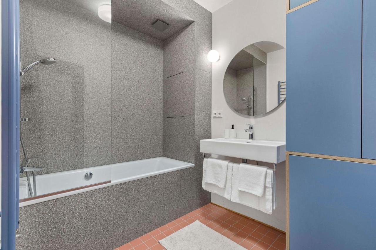 Elegant City Escape - Modern & Central Братислава Экстерьер фото