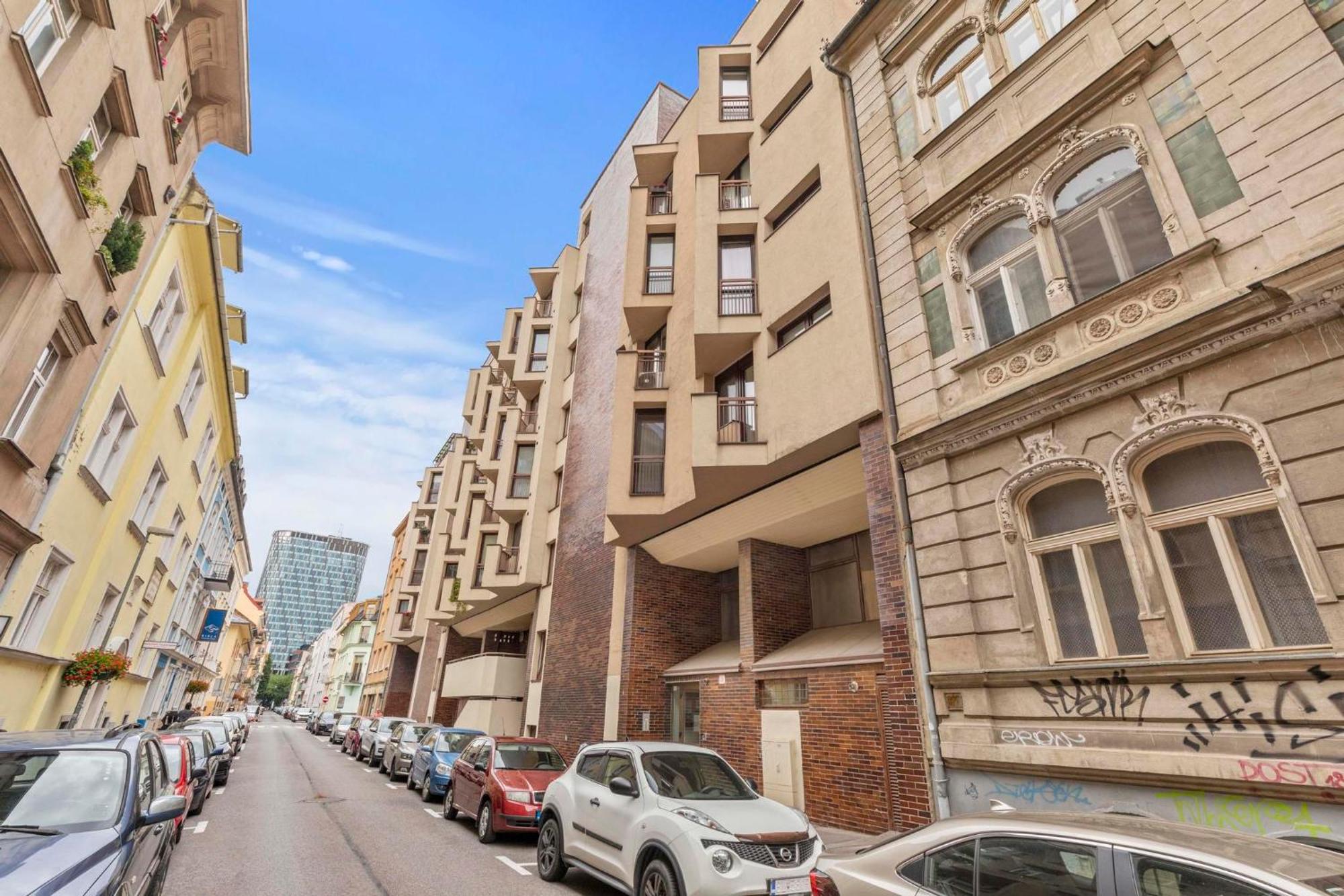 Elegant City Escape - Modern & Central Братислава Экстерьер фото